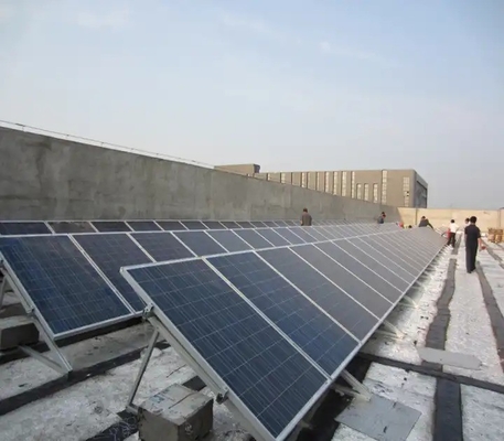 Installation de panneaux solaires photovoltaïques en argent naturel