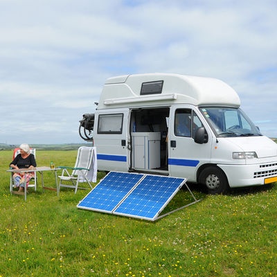 Structure de support de panneau solaire pour toit métallique et installation en champ ouvert en argent naturel