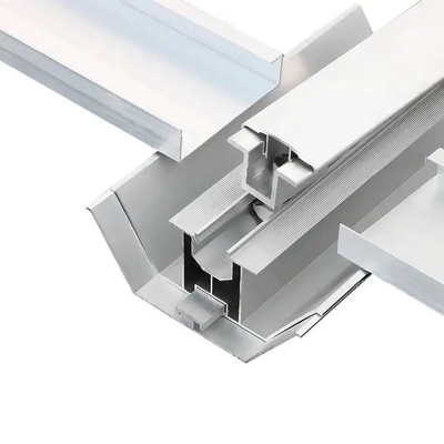 Structure de système photovoltaïque solide et durable avec montage rapide de panneaux solaires sur le toit