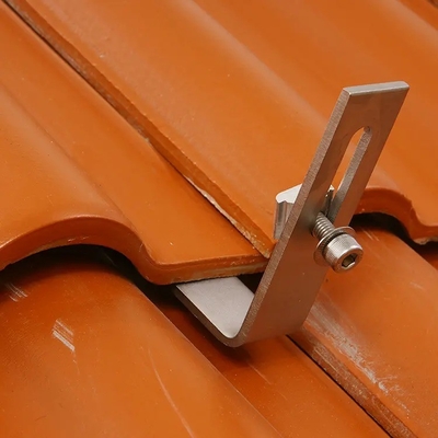 Site d'installation d'un crochet en aluminium sur un toit en tuiles pour une charge de neige de 1,4 KN/m2