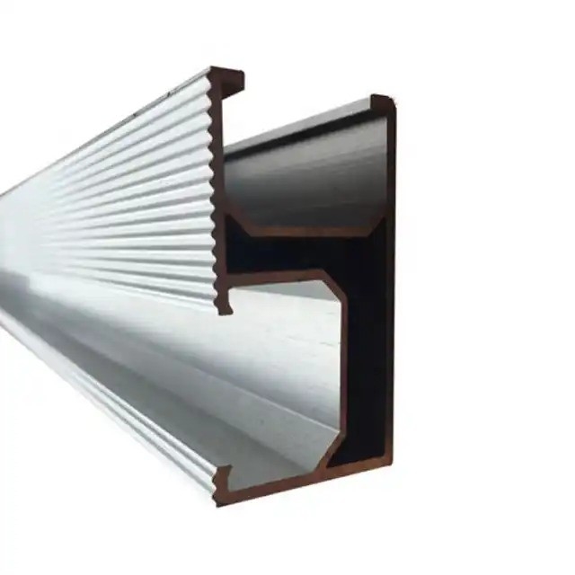 Structure de système photovoltaïque solide et durable avec montage rapide de panneaux solaires sur le toit